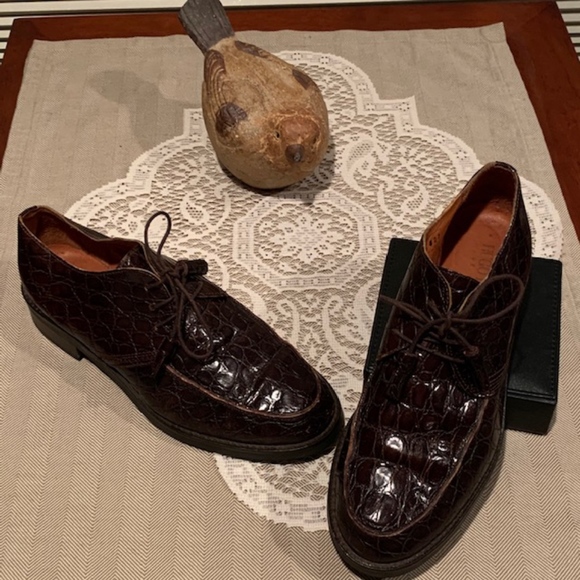 Hugo Buscati Women's Croc-embossed Oxford - Picture 4 of 8